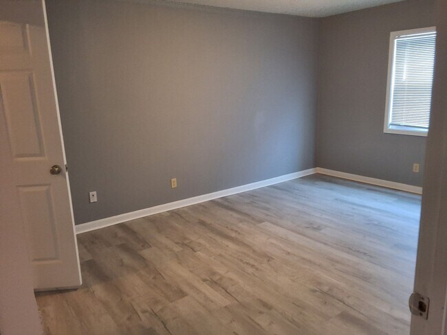 Building Photo - Comfy 2 Bedroom, 1 Bath Apartment located in Radcliff