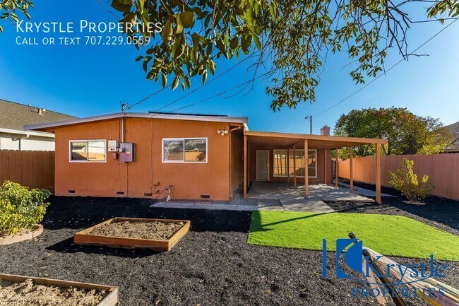 Building Photo - Beautifully updated home with solar panels...