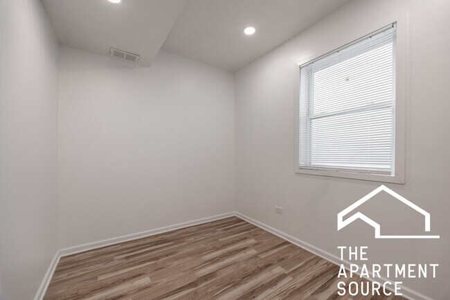 Building Photo - 3140 N Kimball Ave