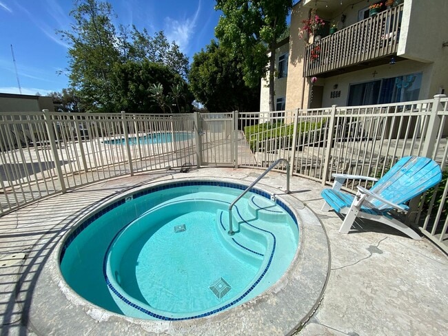 Building Photo - 2 Bedroom Condo in Arbor Hills Gated Community