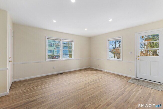 Building Photo - 17 Artic St