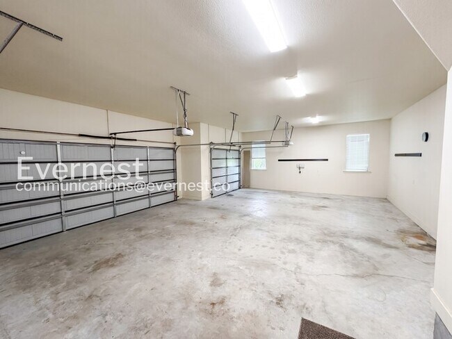 Building Photo - Gorgeous 4 Bed, 5 Bath Home with Pool and Garage / Available Now!