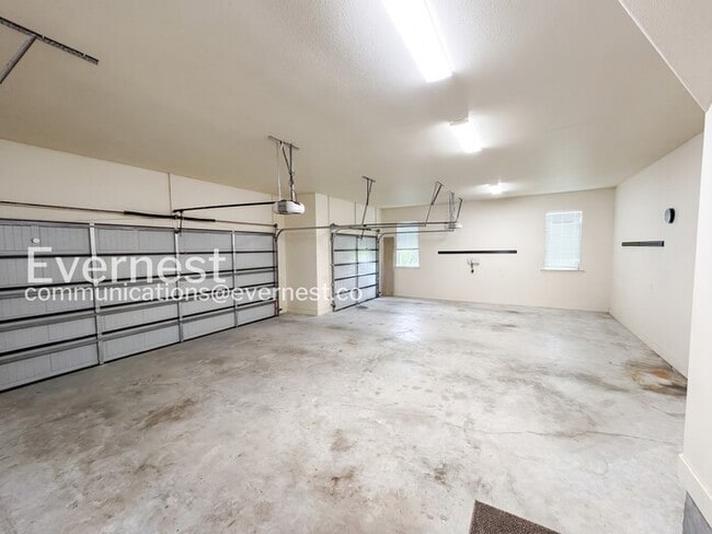 Building Photo - Welcome to this elegant 4-bedroom, 5-bathroom home in desirable Hurricane Lake Estates with Pool ...