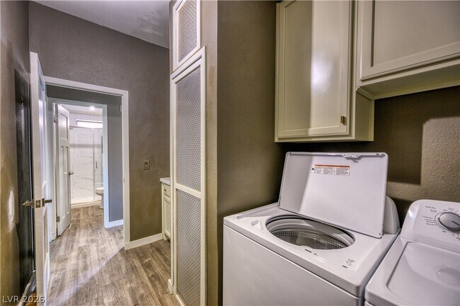 Building Photo - 5581 Wheatfield Dr