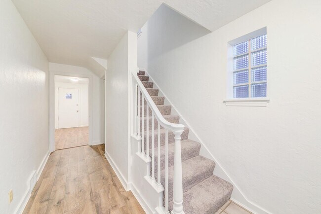 Building Photo - Amazing 3 bedroom home in South side available May 1!