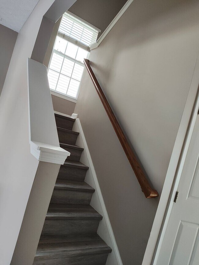 Building Photo - Beautifully maintained 4-bedroom, 2.5-bath...