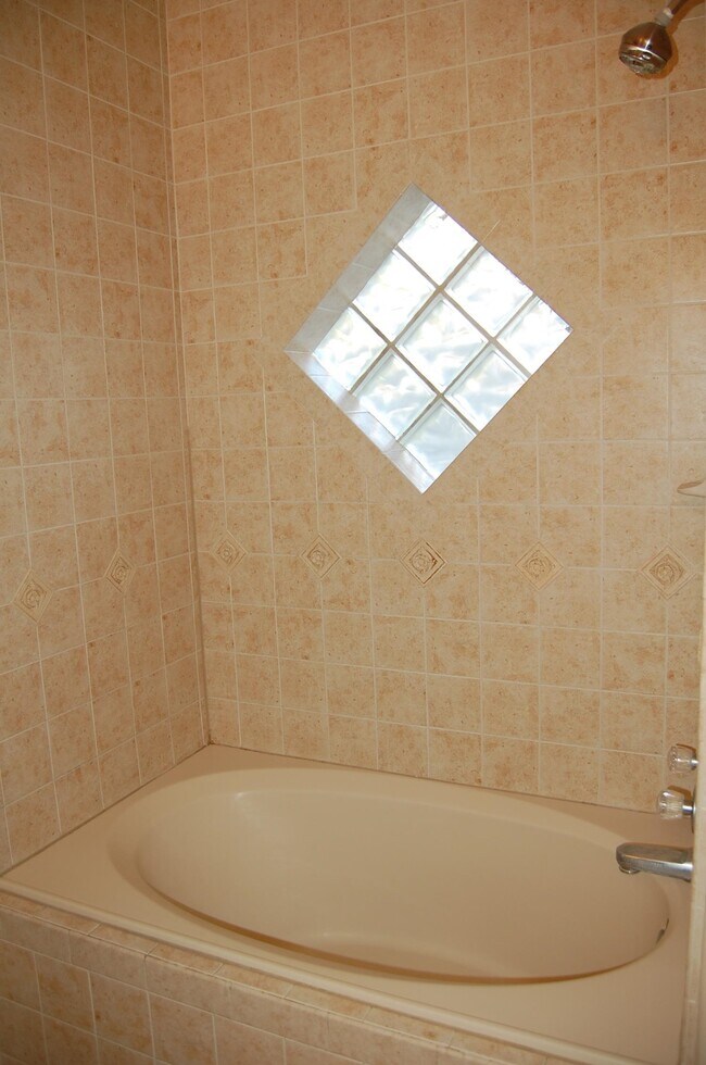 Building Photo - 230 New Castle Dr