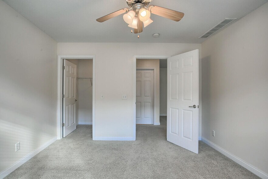 Building Photo - 703 N Prairie View Rd