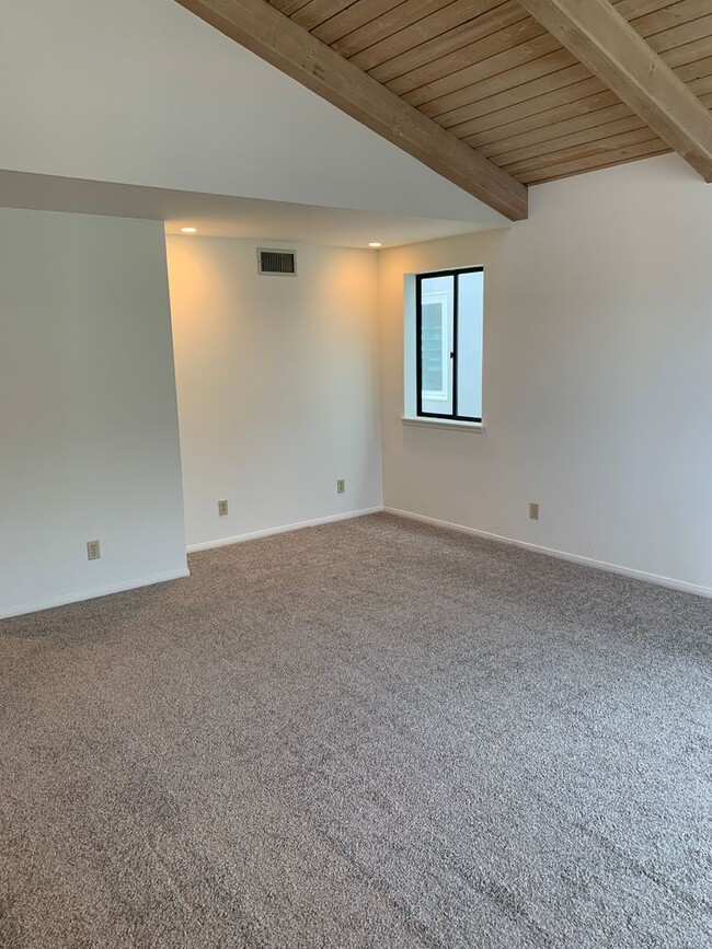 Building Photo - 3 Story 2+2.5 Home, 3rd floor loft with Ro...