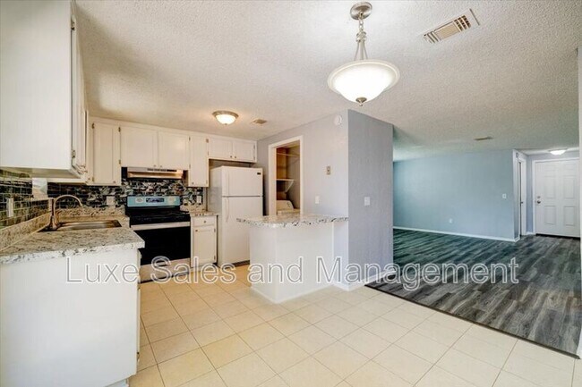 Building Photo - 8506 S Drexel Pl