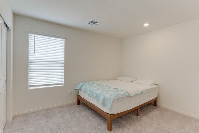 Building Photo - SPACIOUS 4BEDROOM 3BATH HOME IN INSPIRADA