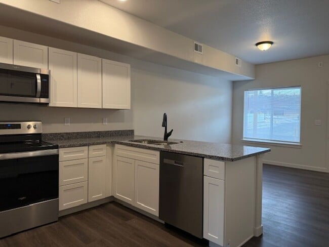 Building Photo - House For Lease