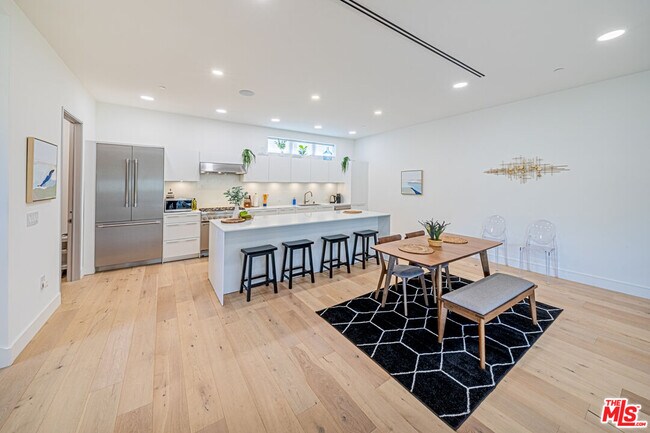 Building Photo - 6142 1/2 Lexington Ave