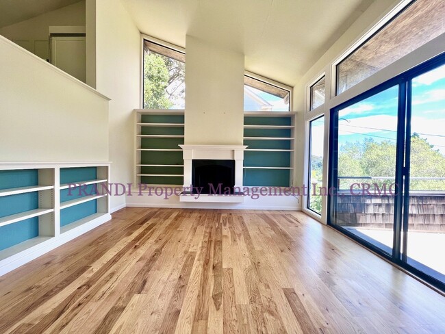 Building Photo - Split Level Condo Just Steps from Downtown