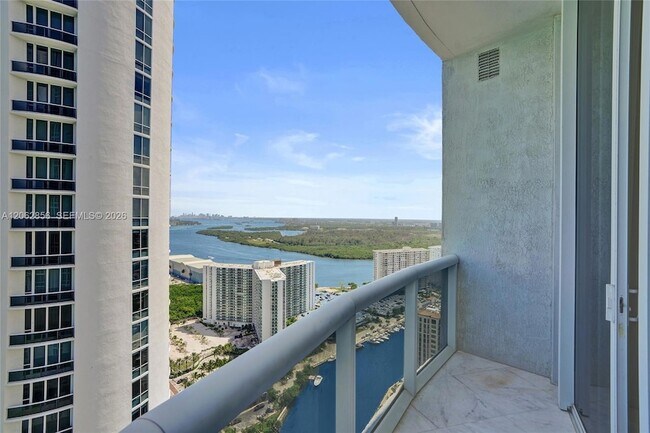 Building Photo - 16001 Collins Ave