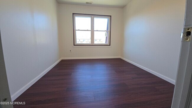 Building Photo - 1008 N Oaks Blvd