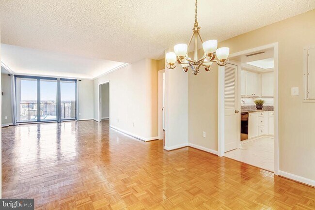 Building Photo - 1101 S Arlington Ridge Rd