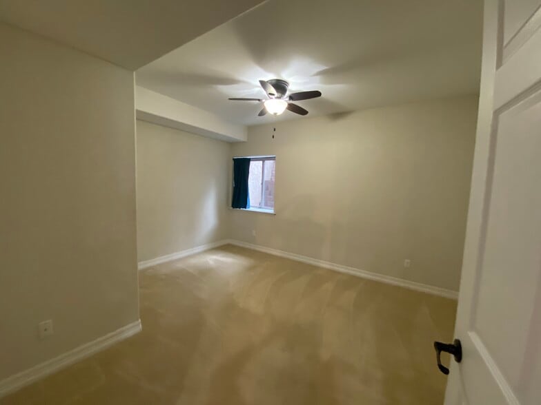 Building Photo - 220 Eagle Pines Dr