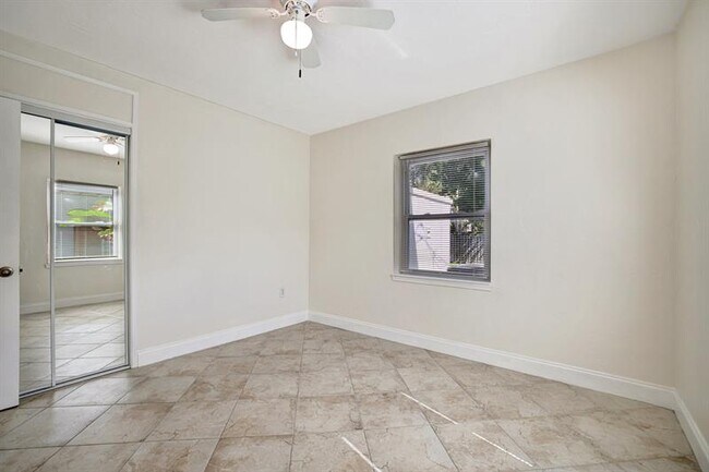 Building Photo - 933 SW 19th St