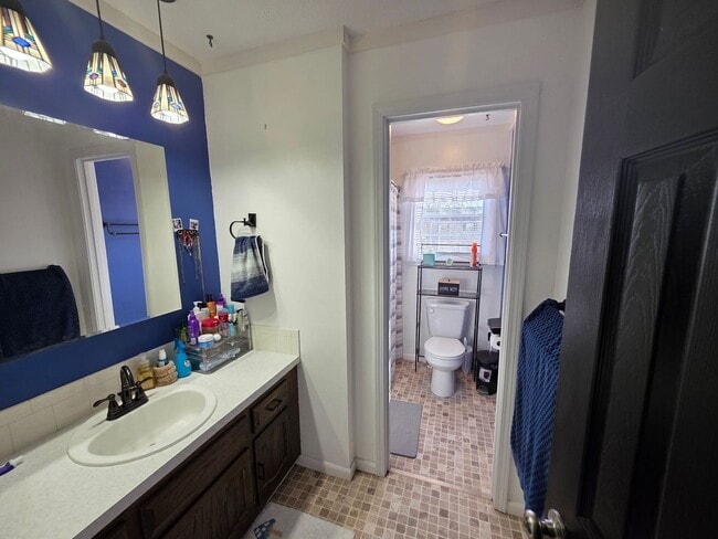 Building Photo - 802 Brentwood Ave