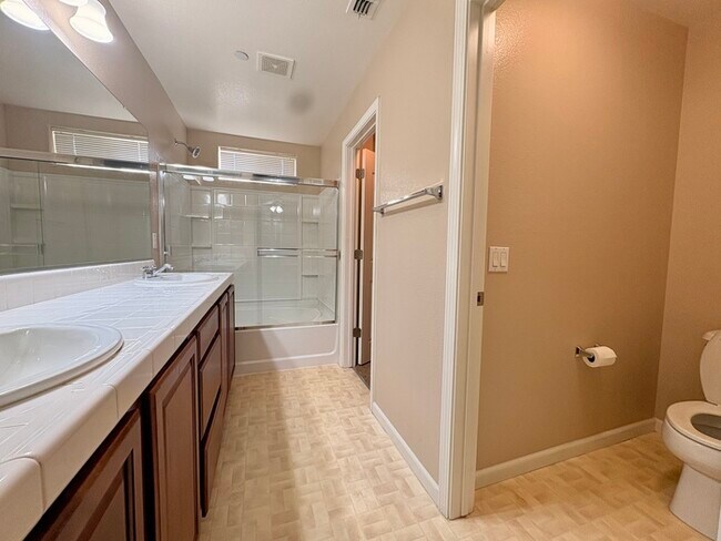 Building Photo - Beautiful Well Kept 2 Bedroom, 2 Bathroom in Roseville!
