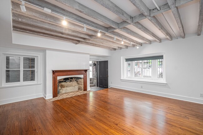 Building Photo - Renovated 2 Bedroom Carriage house off Laf...