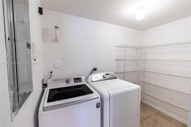 Building Photo - 6020 W Sample Rd