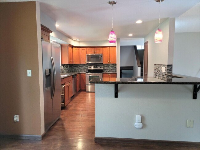 Building Photo - Pet Friendly 4 bedroom Home with Lots of Space for Everyone!