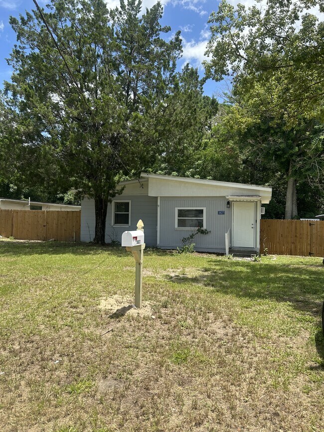 Building Photo - 3827 Eve Dr W