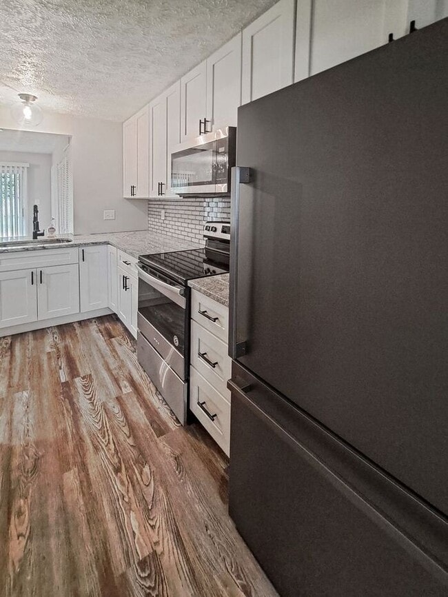 Building Photo - Gorgeous End Unit 2-Level Townhome in Wald...
