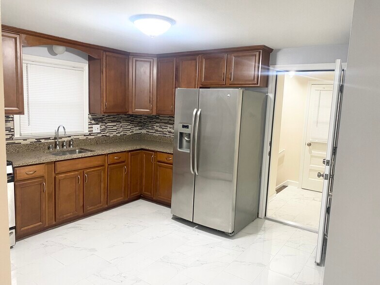 Building Photo - 317 Alexander Ave