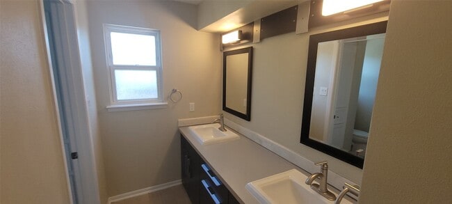 Building Photo - 11302 Meadow Lake Dr