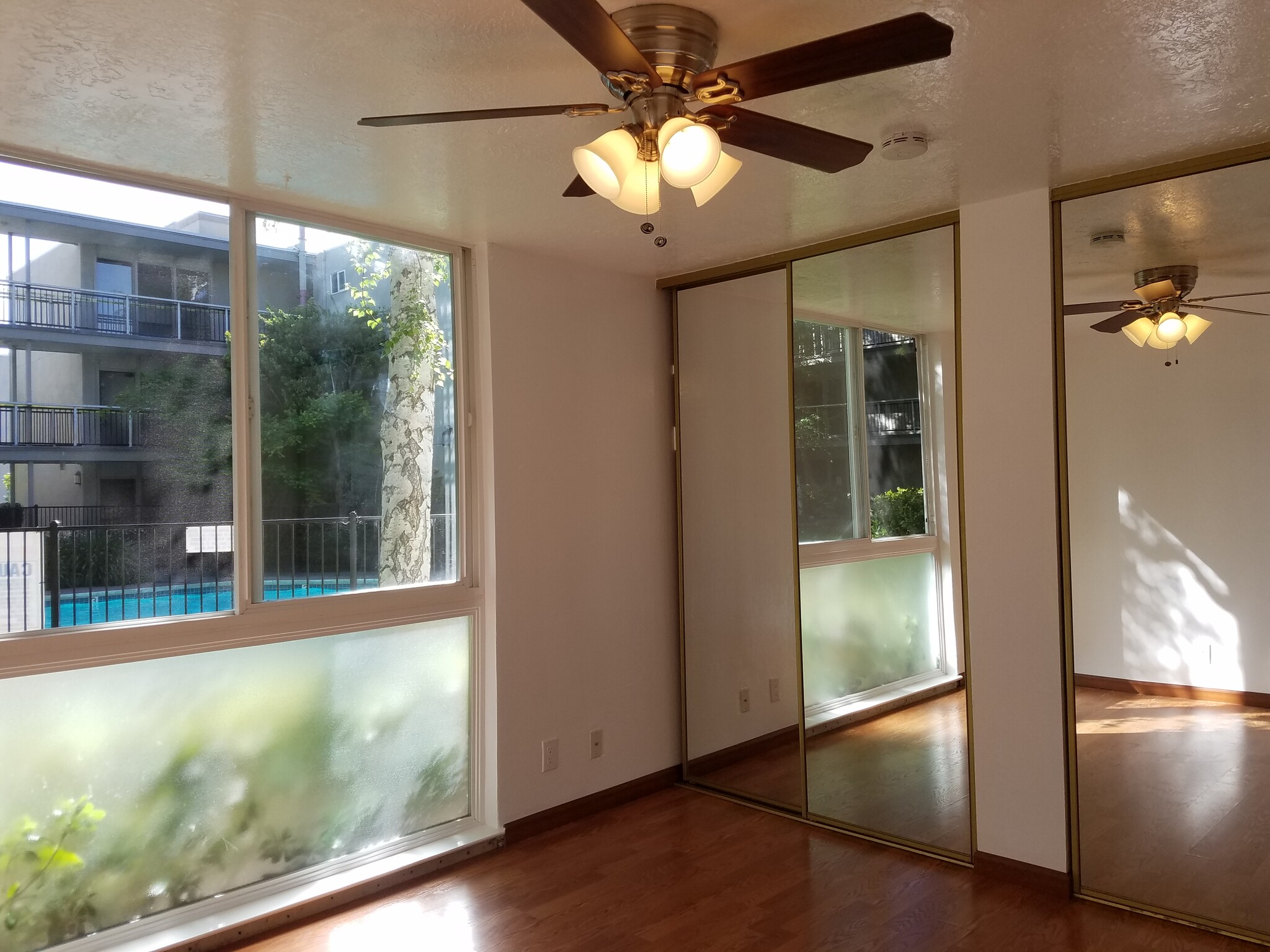Mirrored closets in bedroom - 181 Del Medio Ave