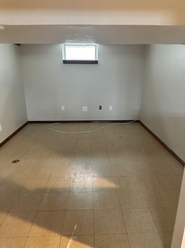 Building Photo - 3 bdrm with finished basement!