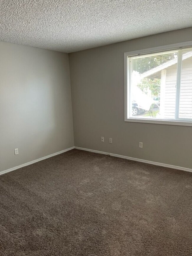 Building Photo - ALK - Iron Horse Duplex