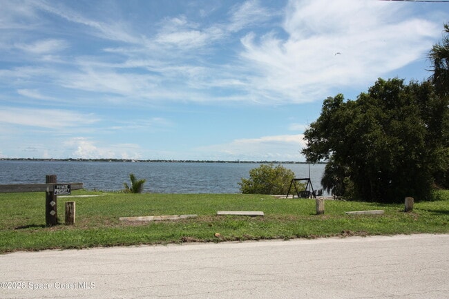 Building Photo - 2910 Riverview Dr