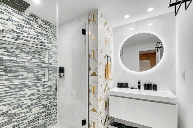 Building Photo - 301 SW 30th Ct