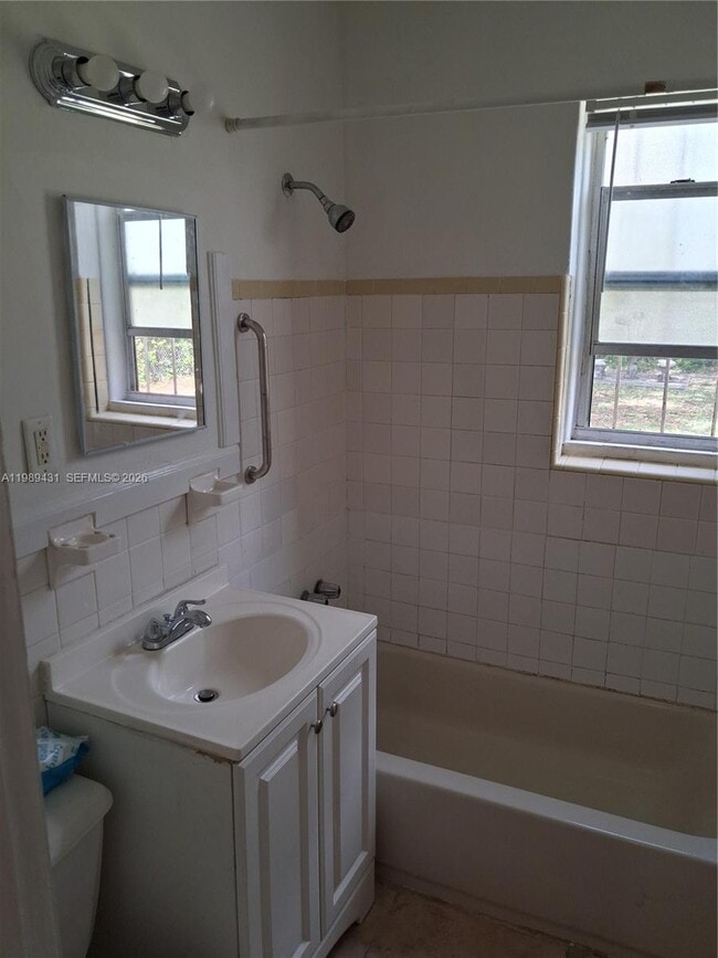 Building Photo - 1043 NE 114th St