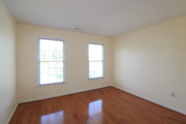Building Photo - 5 BD + 3.5 Bath Bright & Beautiful Colonia...
