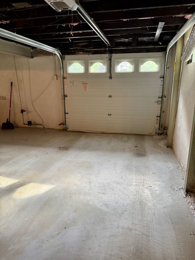 Building Photo - Available Now! 2-bed home in Ft. Thomas with lots to offer!