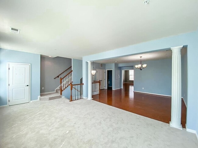 Building Photo - Gorgeous 2-Level 3 Bed 2.5 Bath Condo-Styl...