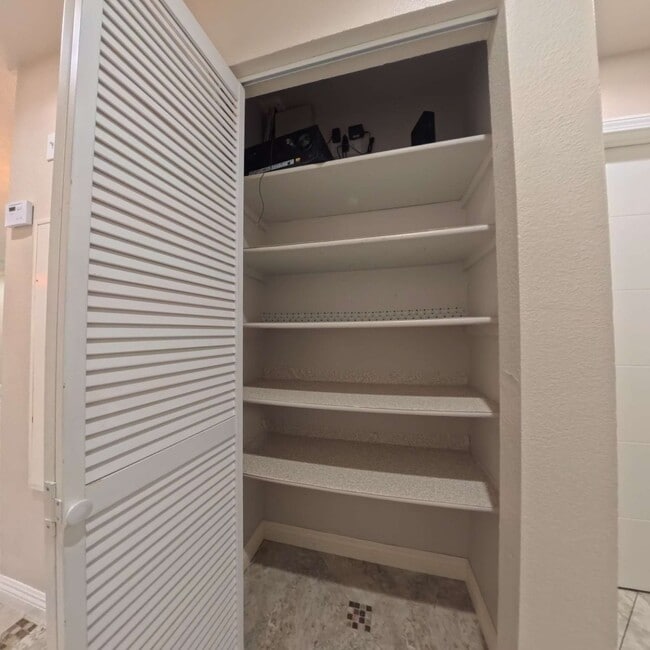 Building Photo - Highly Remodeled, 1st Floor Unit