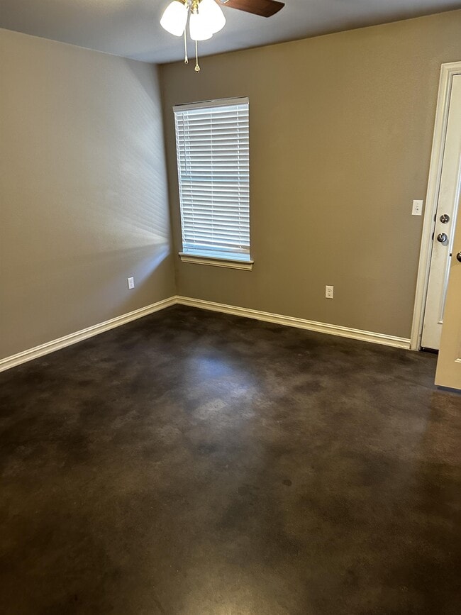 Building Photo - 4104 Maple Dr