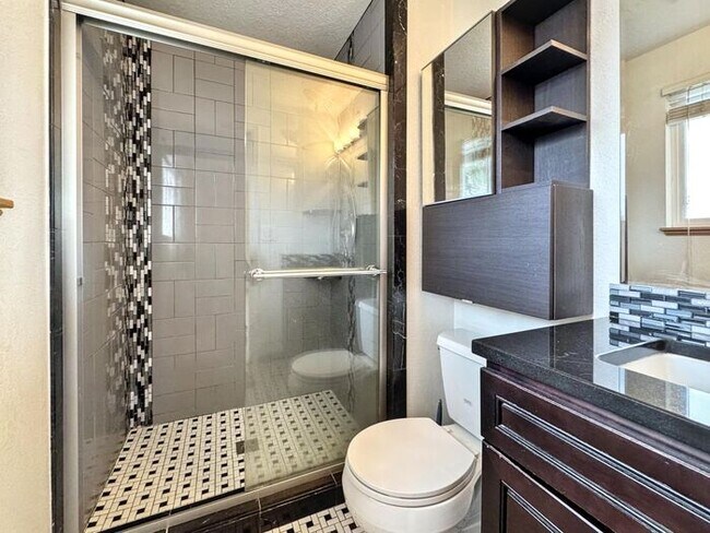 Building Photo - Spacious 4-Bedroom Home with Modern Amenit...
