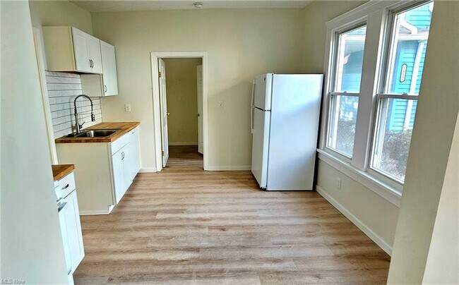 Building Photo - 1914 W 58th St