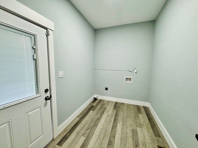 Building Photo - RATE DROP ALERT! (was $2600/month)