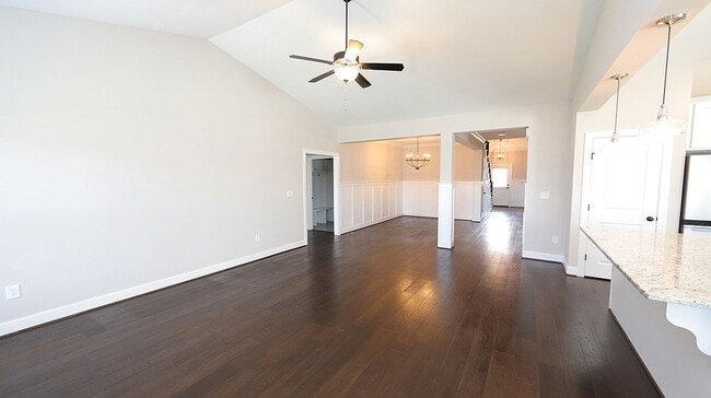 Building Photo - Beautiful Home with Open Floorplan in Desi...