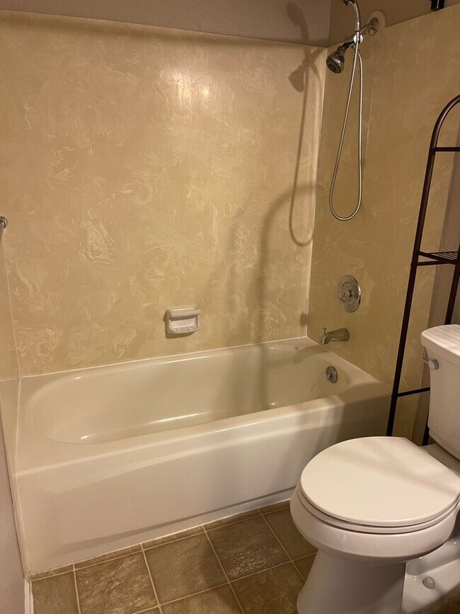 Building Photo - Spacious Condo in North Seattle!