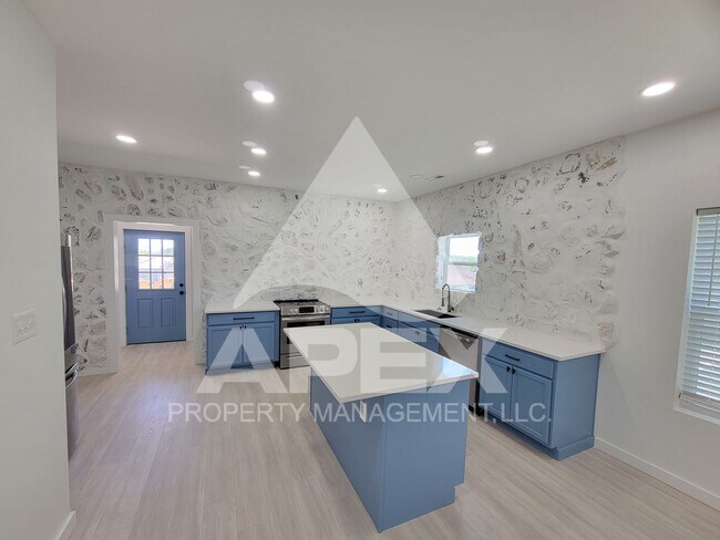 Building Photo - 3 Bd - 2 Ba Single family home mins from D...