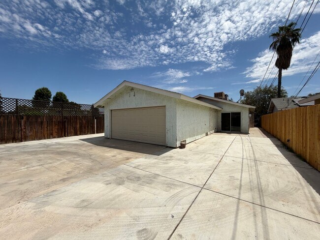Building Photo - 1011 Oleander Ave